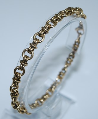 Lot 2583 - A yellow metal fancy interlocking circular...