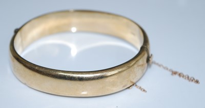 Lot 2584 - A 9ct yellow gold half engraved oval hinged...