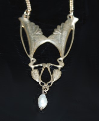 Lot 2599 - A 9ct yellow gold Art Nouveau style pendant...