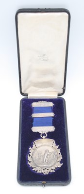 Lot 215 - An Edwardian silver Quoiting medal, the centre...