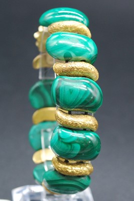 Lot 2654 - A yellow metal and malachite expanding...