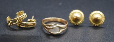 Lot 2688 - A 9ct gold and moonstone set dress ring, 2.8g,...