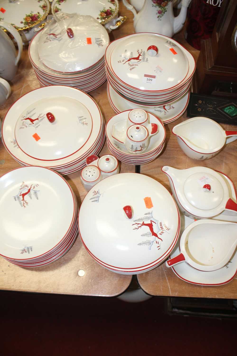 Lot 109 - A 1950s Crown Devon Fieldings part dinner