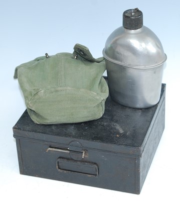 Lot 89 - A WW II U.S canteen, stamped U.S. S M Co 1945,...