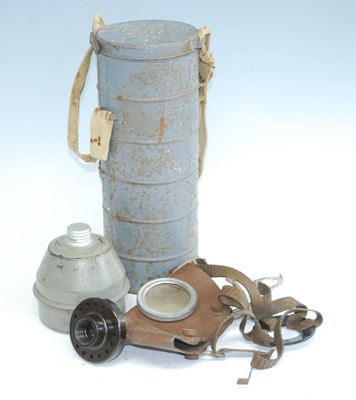 Lot 158 - A WW II Belgian  S.B.A. L.207 respirator, in...