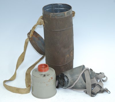 Lot 206 - A WW II Czechkoslovakian F-M-3 respirator,...