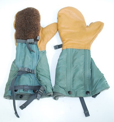 Lot 74 - A pair of mens U.S. military flying mittens,...
