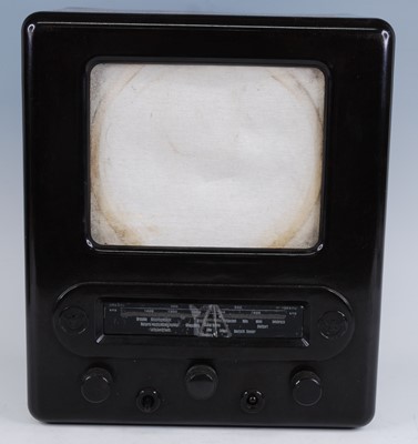 Lot 135 - A WW II German VE 301 Dyn bakelite cased radio,...