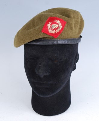 Lot 257 - A green beret with cloth badge for the Kings...