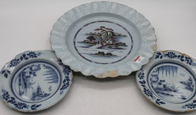 Lot 44 - An 18th century Bristol Delftware charger,...