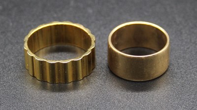 Lot 418 - A 9ct gold wedding band, 5.7g, size L/M;...