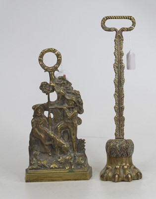 Lot 208 - An 18th century Worcester porcelain sauceboat,...