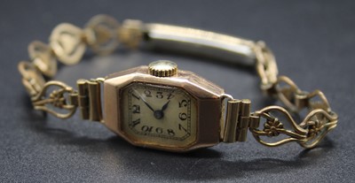 Lot 501 - A lady's vintage 9ct gold cased Art Deco...