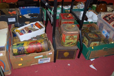 Lot 811 - A collection of various tins