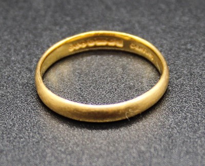 Lot 519 - A 22ct gold wedding band, 2.3g, size M