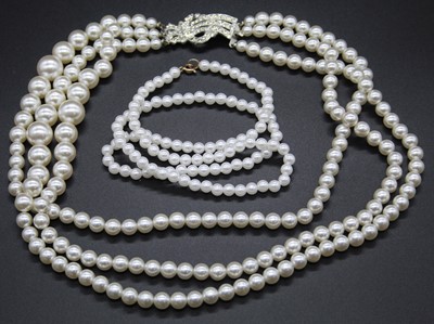 Lot 522 - Assorted costume jewellery, to include faux...