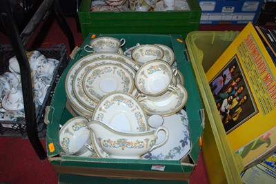 Lot 796 - A collection of ceramics to include an Aynsley...