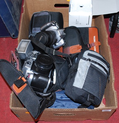 Lot 794 - A collection of vintage cameras to include a...