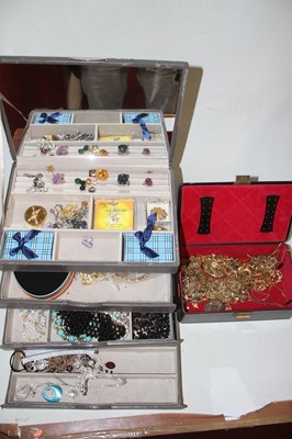 Lot 545 - A leather clad jewellery box and contents,...