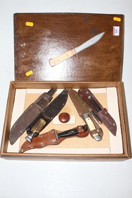 Lot 549 - A box of assorted pocket and sheath knives