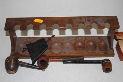 Lot 557 - A small collection of miscellaneous items, to...