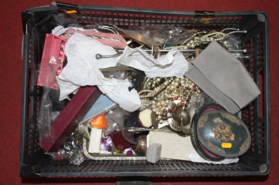 Lot 574 - A collection of costume jewellery and...