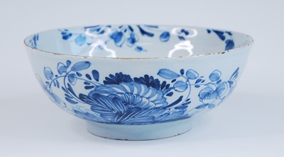 Lot 2087 - An English blue and white delftware bowl,...