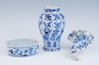 Lot 2069 - A London blue and white delftware oval dish,...