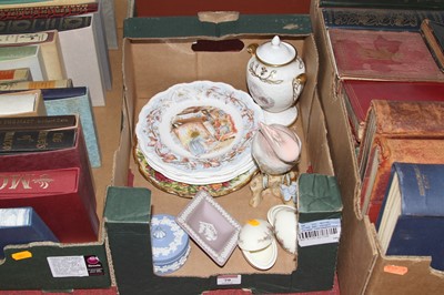 Lot 79 - A collection of ceramics, to include a Royal...