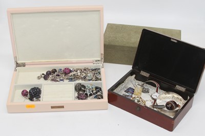 Lot 381 - A lacquered jewellery box and contents to...