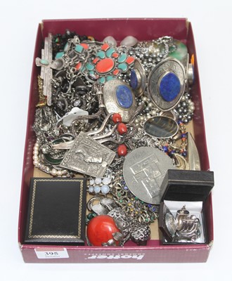 Lot 395 - A collection of miscellaneous costume...