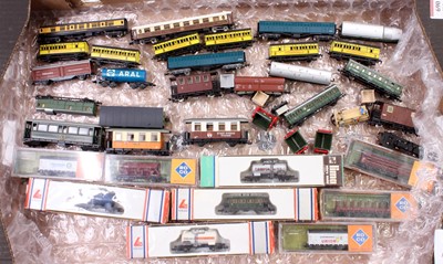 Lot 690 - One tray containing approx 40 various N gauge...