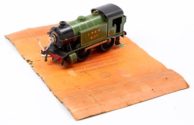 Lot 181 - A Hornby 1934-35 lighter green LNER E120...