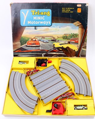 Lot 1900 - Triang Minic Motorways M1504 gift set,...