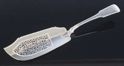 Lot 2095 - A George IV silver cake slice, in the Fiddle...
