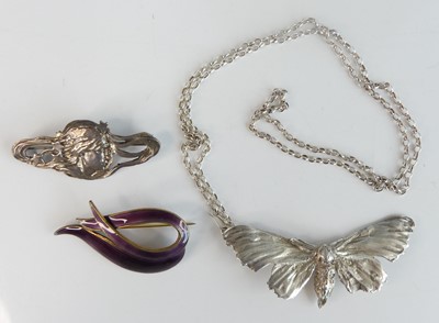 Lot 97 - An Art Nouveau style silver brooch, decorated...