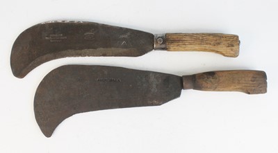 Lot 548 - A WWII billhook having a 26cm curved steel...
