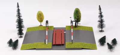 Lot 251 - ETS, 0 Gauge, No.835 Railroad Crossing, housed...