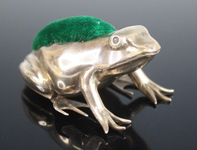 Lot 2197 - An Edwardian silver novelty pin cushion in the...