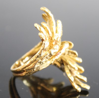 Lot 2511 - A yellow metal heavy abstract crossover style...