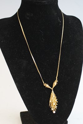 Lot 2512 - A 9ct yellow gold abstract textured...