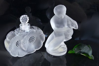 Lot 1097 - A contemporary Lalique Deux Fleurs moulded...