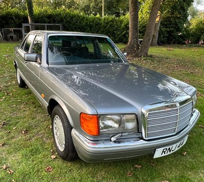 Lot 3008 - A 1988 Mercedes Benz 420SE in metallic grey...