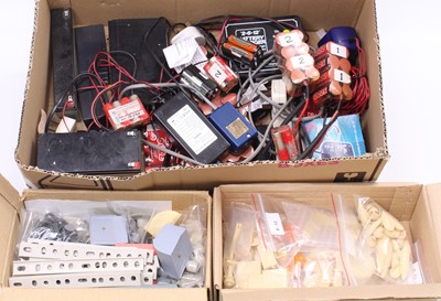 Lot 104 - Box containing a wuanity of model boat and...