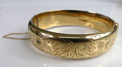 Lot 2605 - A 9ct yellow gold hollow hinged half engraved...
