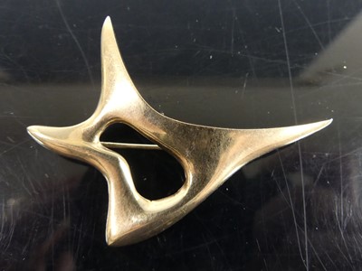 Lot 596 - Ernest Blyth for Ivan Tarratt - a 9ct gold...
