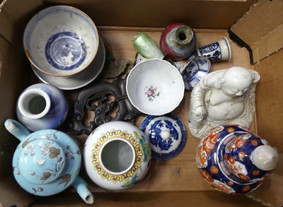 Lot 60 - A box of oriental ceramics to include an Imari...