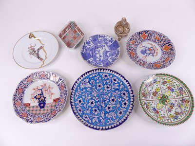 Lot 62 - A box of mainly oriental ceramics to include a...