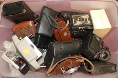 Lot 73 - A collection of vintage cameras to include a...