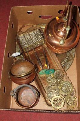 Lot 149 - A box of miscellaneous metalware to include a...